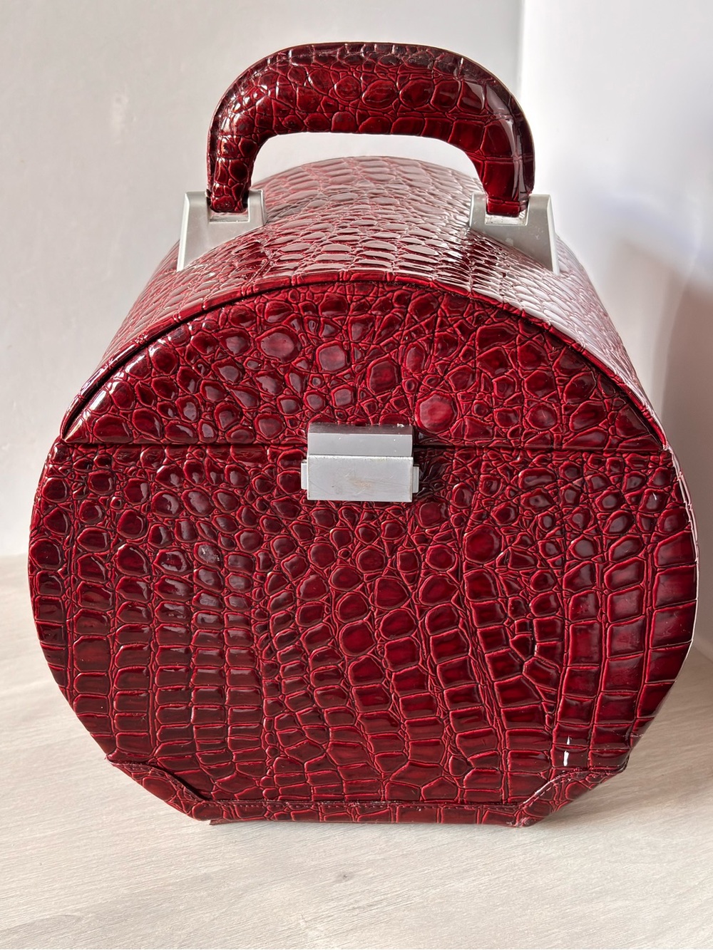 Suitcase-shaped jewelry boxes, burgundy